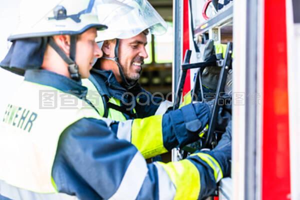 消防員檢查消防車(chē)的軟管